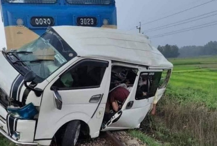 মিরসরাইয়ে মাইক্রোবাসে ট্রেনের ধাক্কা, নিহত ১১